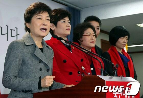 본문 이미지 - 박근혜 새누리당 대통령후보가 14일 서울 여의도 당사에서 여성정책을 발표하고 있다. 2012.11.14/뉴스1 © News1 이종덕 기자