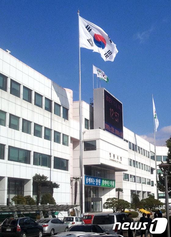 본문 이미지 - 14일 경남 창원시청 정문 입구에 대형 태극기와 시기가 바람에 휘날리고 있다.2012.11.14/© News1강정배기자 