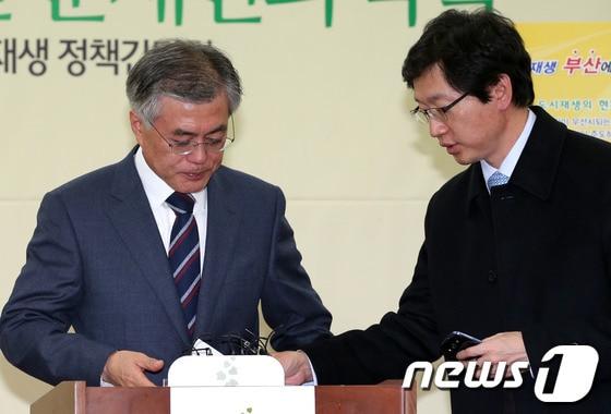 본문 이미지 - 문재인 민주당 의원&#40;왼쪽&#41;과 김경수 봉하사업본부장. 2012.11.14/뉴스1 © News1 양동욱 기자