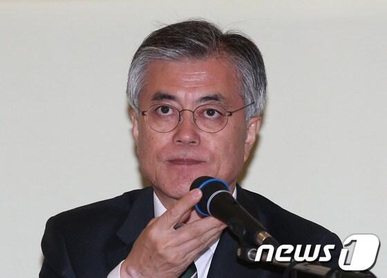 본문 이미지 - 문재인 민주통합당 대선 후보가 15일 오후 경남 창원 중앙동 창원호텔에서 열린 경남지역 기자간담회에 지역정책을 발표하기 전 마이크를 고쳐잡고 있다. 2012.11.15/뉴스1 © News1 양동욱 기자