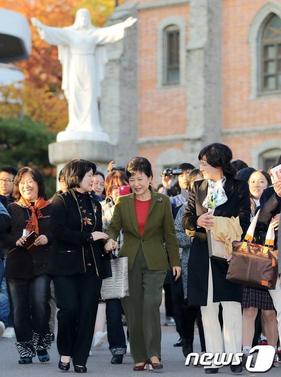 본문 이미지 - 박근혜 전 대통령이 자신의 모교인 서울 용산구 원효로 성심여고를 방문해 여고 동창생들과 인사를 나누고 있다. 2026.05.29 ⓒ 뉴스1