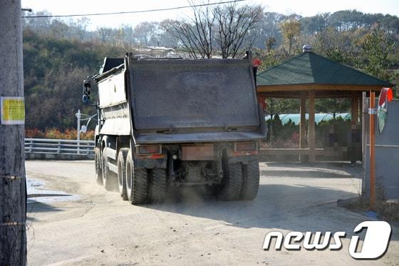 본문 이미지 - 차량이 통과될 때 마다 양쪽에서 물이 분사돼야 할 세륜기가 제대로 작동안돼 바닥이 마른채 있다. © News1 유진희 기자