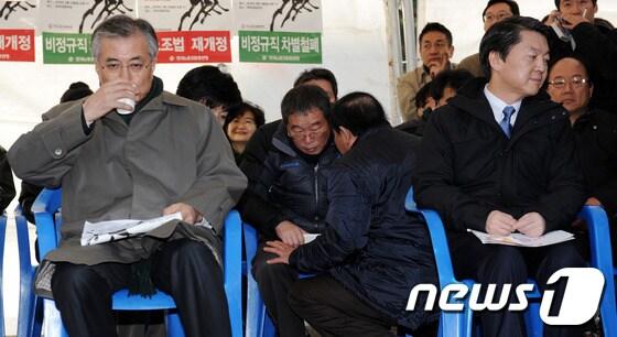 본문 이미지 - 17일 오후 서울 영등포구 여의도공원에서 열린 한국노총 전국노동자대회에 참석한 문재인 민주통합당 후보가 물을 마시고 안철수 무소속 후보는 다른곳을 바라보고 있다. 2012.11.17/뉴스1 © News1 박세연 기자