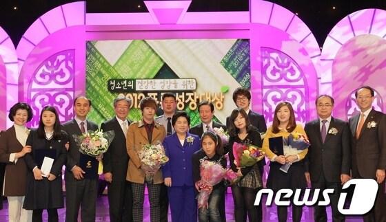 본문 이미지 - 김금래 여성가족부 장관이 16일 오후 2시 여의도 MBC D공개홀에서 진행된 '2012년 제8회 푸른성장대상 시상식'에서 수상자들과 함께 기념촬영을 하고 있다. 왼쪽부터 네번째 최불암 푸른성장대상위원회 위원장, 일곱번째 김금래 장관, 오른쪽 첫번째 김교준 중앙일보편집인, 두번째 백종문 MBC편성제작본부장외 수상자들.(사진=여성가족부 제공)© News1 