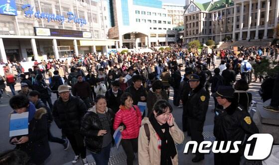 본문 이미지 - 18일 서울 성동구 한양대학교에서 2013 대입 수시 논술고사를 마친 수험생들이 고사장을 나서고 있다. 2012.11.18/뉴스1 © News1 안은나 인턴기자