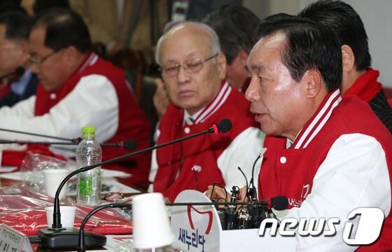 본문 이미지 - 19일 오전 여의도 당사에서 열린 중앙선거대책위원회 회의에서 이인제 새누리당 공동선대위원장 등이 빨간 야구점퍼를 입고 있다. 책상 위에 이날 지급한 빨간 목도리, 장갑 등이 보인다. 2012.11.19/뉴스1 © News1 양동욱 기자