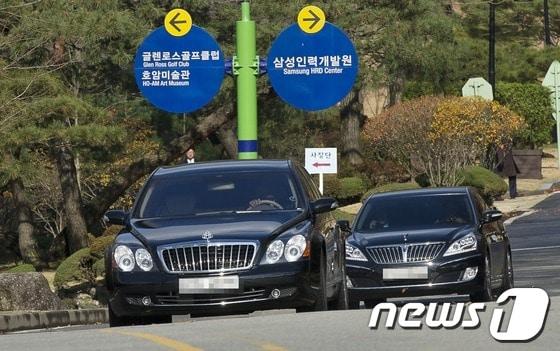 본문 이미지 - 삼성그룹의 창업주 호암 이병철 회장의 25주기 추모식이 진행된 19일 오전 경기 용인 선영에서 이건희 삼성그룹 회장의 차량이 추모식을 마친 뒤 선영을 나서고 있다. 2012.11.19/뉴스1 © News1   이명근 기자