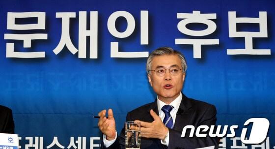 본문 이미지 - 문재인 민주통합당 대선후보가 19일 오전 서울 광화문 프레스센터에서 열린 한국기자협회 주최 대선후보초청 토론회에 참석해 모두발언을 하고 있다.2012.11.19/뉴스1 © News1   이광호 기자