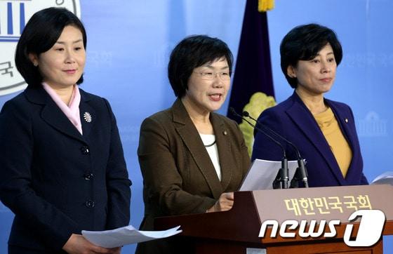 본문 이미지 - 국회 아동ㆍ여성대상 성폭력 대책 특별위원회 이미경 위원장과 새누리당 김희정, 민주통합당 남인순 간사가 19일 오후 서울 여의도 국회 정론관에서 활동 성과에 대해 설명하고 있다. 2012.11.19/뉴스1 © News1   박정호 기자
