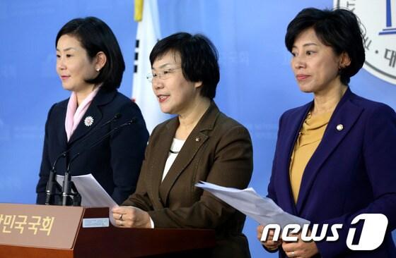 본문 이미지 - 국회 아동ㆍ여성대상 성폭력 대책 특별위원회 이미경 위원장과 새누리당 김희정, 민주통합당 남인순 간사가 19일 오후 서울 여의도 국회 정론관에서 활동 성과에 대해 설명하고 있다. 2012.11.19/뉴스1 © News1 박정호 기자