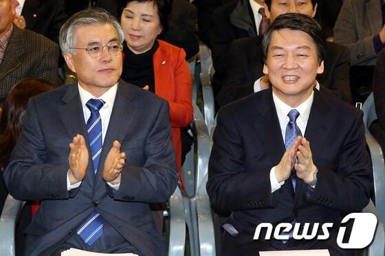 본문 이미지 - 문재인 민주통합당 대선 후보와 안철수 무소속 후보 2012.11.19/뉴스1 © News1 이광호 기자