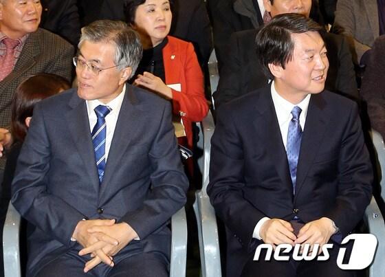 본문 이미지 - 문재인 민주통합당 대선후보와 안철수 무소속 대선후보가 19일 서울 강서구 화곡동 KBS 스포츠월드에서 열린 한국농업경영인중앙연합회 주최 대선후보 초청 농정 대토론회에 나란히 참석해 서로 다른 곳을 바라보고 있다.2012.11.19/뉴스1 © News1 이광호 기자