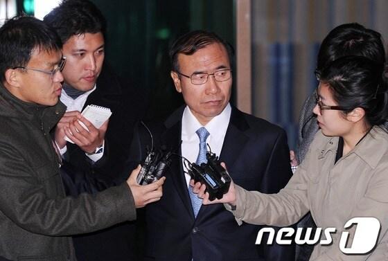 본문 이미지 -  비리의혹으로 김광준 서울고검 검사에 대한 구속영장이 발부된 지난 19일 저녁, 한상대 검찰총장이 서울 서초동 대검찰청을 나서며 기자들의 질문을 듣고 있다.  © News1 박철중 기자