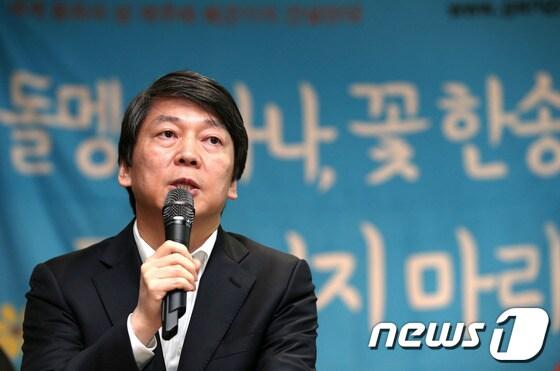 본문 이미지 - 2일 오전 제주 서귀포 강정마을을 방문한 안철수 무소속 대선 후보가 마을회관에서 주민들과 간담회를 갖고 해군기지 건설 관련한 의견을 말하고 있다. 2012.11.2/뉴스1 © News1 송원영 기자 