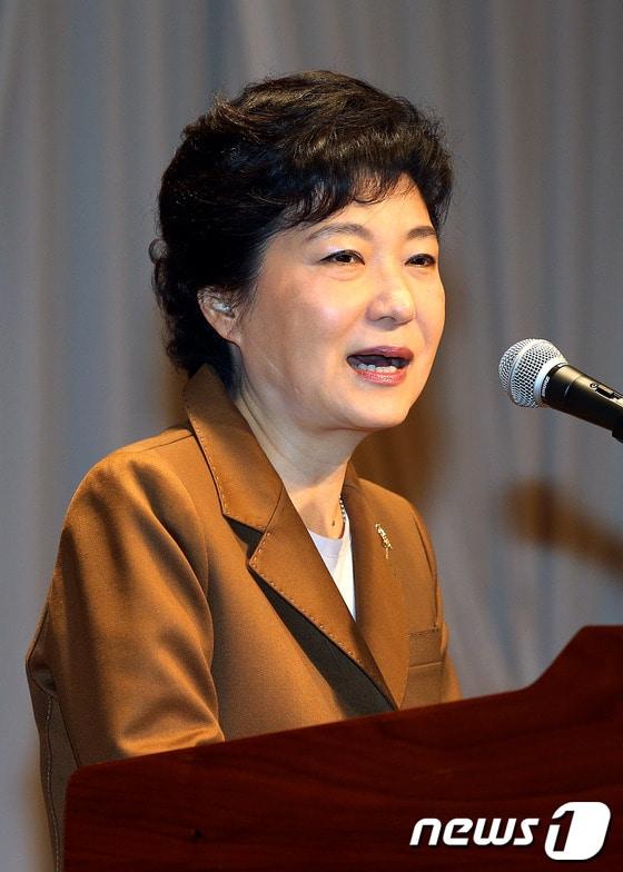 본문 이미지 - 새누리당 박근혜 대통령후보가 2일 서울 여의도 중소기업중앙회에서 열린 하나로 정책포럼에서 인사말을 하고 있다. 하나로 정책포럼은 하나로 전국연합 소속 교수들이 사회통합을 위해 개최한 정책포럼이다. 2012.11.2/뉴스1 © News1 이종덕 기자