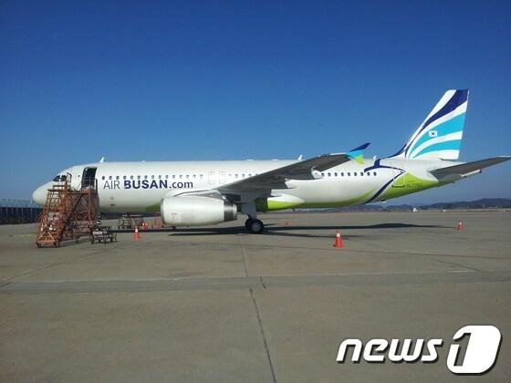 본문 이미지 - 에어부산이 새로 도입한 A320-200 기종 9호기 모습. <사진제공=에어부산> © News1 