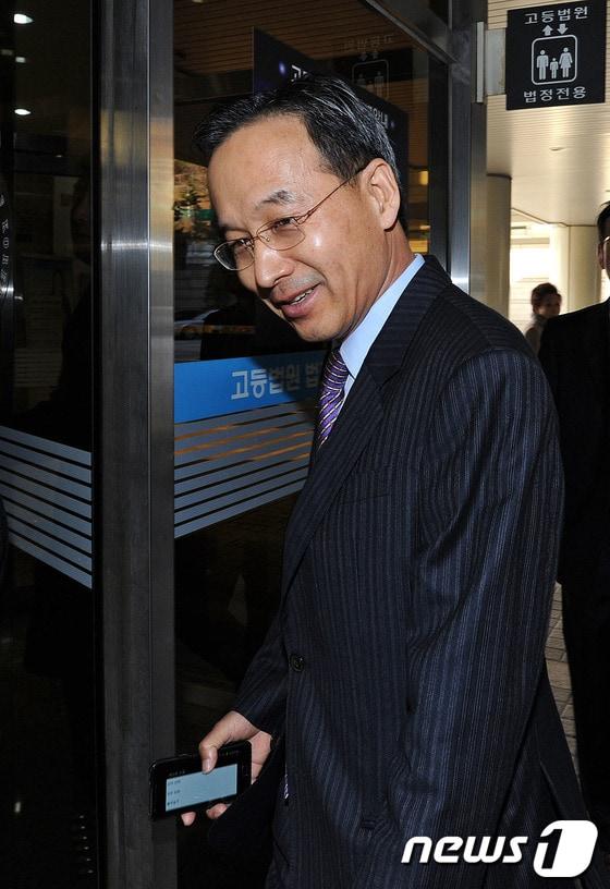 본문 이미지 - 20일 오전 선종구 전 하이마트 회장이 특경법상 횡령 등의 혐의로 3회 공판을 받기위해 서울 서초구 중앙지법으로 들어서고 있다. 2012.11.20 ⓒ 뉴스1