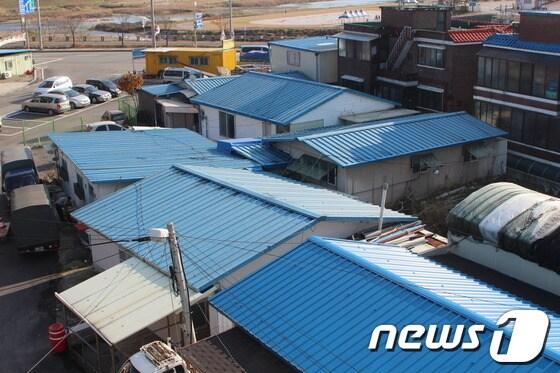 본문 이미지 - 한국자산관리공사,경기 광주시,기획재정부,국토해양부가 국유지 무단점유 불법건축물 철거 주체에 대한 법해석을 놓고 서로 다른 의견을 내놓고 있어 시정이 이뤄지지 않고 있다. 사진은 경기 광주시 송정동 국유지 위 지상에 설치된 불법건축물. © News1 정원평기자  