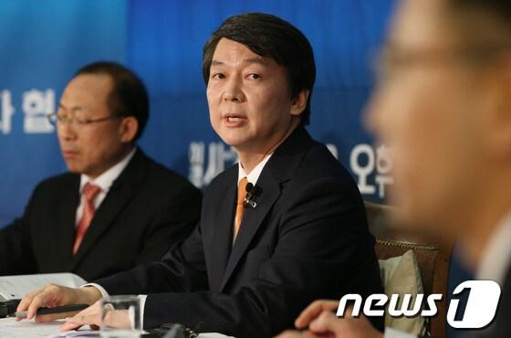 본문 이미지 -      안철수 무소속 대선후보가 20일 서울 태평로 한국프레스센터 내셔널클럽에서 열린 한국기자협회 주최 대선후보초청 토론회에서 발언하고 았다.  2012.11.20/뉴스1 © News1 박정호 기자