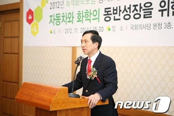 본문 이미지 - 새누리당 김기현(울산 남구 을) 의원이 20일 국회에서 개최된 '자동차와 화학의 동반성장을 위한 정책토론회'에서 인사말을 하고 있다/사진제공=김기현 의원실© News1 