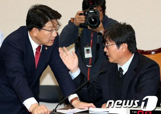 본문 이미지 - 국회 법제사법위원회 여야 간사인 새누리당 권성동(오른쪽), 민주통합당 이춘석 의원이 21일 서울 여의도 국회의사당 법사위 전체회의장에서 의견을 나누고 있다. 2012.11.21/뉴스1 © News1 이종덕 기자