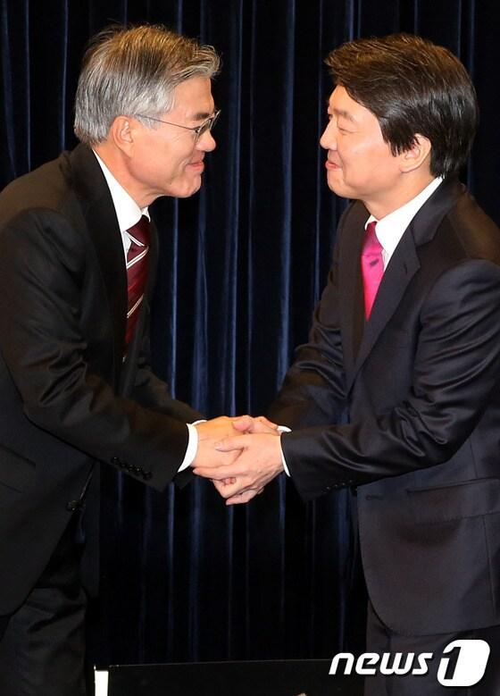본문 이미지 - 문재인 민주통합당 대선후보와 안철수 무소속 대선후보가 21일 오후 서울 용산구 효창동 백범김구기념관에서 열린 '2012 후보 단일화 토론회'에 참석해 악수하고 있다.문재인, 안철수 두 후보측은 단일화 방식으로 여론조사 실시에 합의했지만 여론조사 문항을 두고 이견을 좁히지 못해 난항을 겪고 있다.2012.11.21/뉴스1 © News1 이광호 기자
