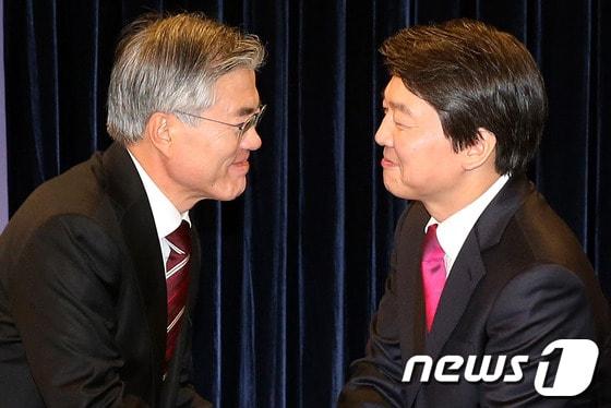 본문 이미지 - 문재인 민주통합당 대선후보와 안철수 무소속 대선후보가 21일 오후 서울 용산구 효창동 백범김구기념관에서 열린 '2012 후보 단일화 토론회'에 참석해 인사나누고 있다.문재인, 안철수 두 후보측은 단일화 방식으로 여론조사 실시에 합의했지만 여론조사 문항을 두고 이견을 좁히지 못해 난항을 겪고 있다.2012.11.21/뉴스1 © News1 이광호 기자