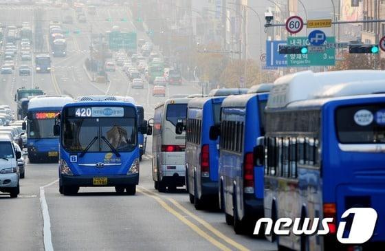 본문 이미지 - 서울 강남대로에서 시내버스들이 운행을 하고 있다. © News1   이정선 기자