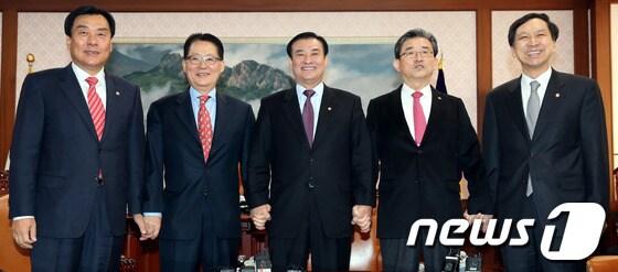 본문 이미지 - 강창희 국회의장이 택시를 대중교통에 포함시키는 내용의 '대중교통의 육성 및 이용촉진에 관한 법률'개정안 관련 논의를 위해 22일 오전 국회에서 여야 원내대표들을 만나 손을 맞잡고 있다.여야는 이르면 오늘 본회의에서 개정안을 최종 처리할 예정이며 정부는 택시를 대중교통 수단에 포함시키는 것은 지자체 재정부담이 가중될 수 있다며 반대입장을 보이고 있고 김황식 국무총리는 법률안의 본회의 상정을 보류해 달라고 강 의장에게 요청한 상태이다.왼쪽부터 민주통합당 박기춘 원내수석부대표, 박지원 원내대표, 강 의장, 새누리당 이한구 원내대표, 김기현 원내수석부대표.2012.11.22/뉴스1 © News1 이광호 기자