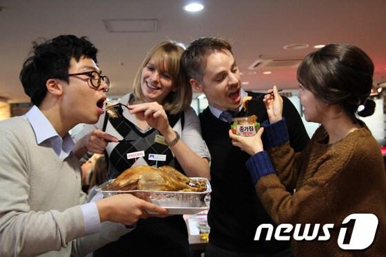 본문 이미지 - 지난해 미국의 주요 명절인 추수감사절&#40;Thanksgiving Day&#41;을 맞아 한 어학원에서 원어민강사와 수강생들이 칠면조 요리와 김치를 함께 맛보고 있다. / 뉴스1 © News1 김보영 