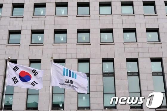 본문 이미지 - 부장검사급 검찰간부의 뇌물수수 의혹이 불거진 데 이어 올해 초 임용된 검사의 성추문 사건까지 검찰 악재가 잇따른 가운데 23일 서울 서초동 대검찰청에서 검찰기가 바람에 펄럭이고 있다. © News1 허경 기자