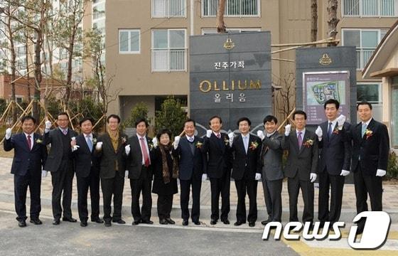 본문 이미지 - 23일  진주 가좌올리움아파트 준공식에서 경남개발공사,시공사,진주시 관계자들이 화이팅을 외치고 있다.(진주시 제공) © News1