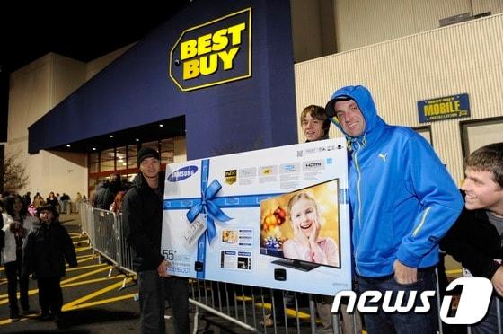 본문 이미지 - 미국 최대 쇼핑 시즌인 블랙프라이데이를 맞은 지난 23일 뉴욕 알바니에 위치한 베스트바이 매장에서 고객들이 삼성전자 TV를 구매하고 있다. (삼성전자 제공) 2012.11.25/뉴스1 © News1 