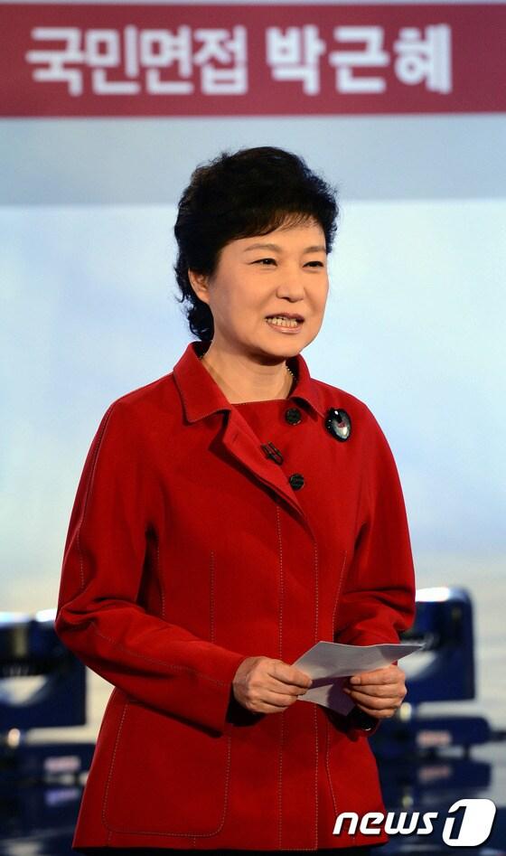 본문 이미지 - 박근혜 새누리당 대선후보가 26일 경기도 고양 킨텍스에서 열린 생방송 TV토론에 참석해 인사말을 하고 있다. &#40;사진공동취재단&#41; 2012.11.26/뉴스1 © News1   사진공동취재단