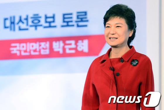 본문 이미지 - 박근혜 새누리당 대선후보가 26일 밤 경기도 고양킨텍스에서 열린 생방송 2012대선후보 TV토론에서 인사말을 하고 있다. &#40;사진공동취재단&#41; 2012.11.26/뉴스1 © News1   사진공동취재단