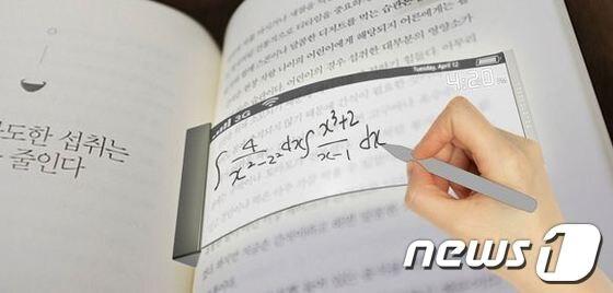 본문 이미지 - 대상을 받은 플렉서블 디스플레이로 만든 디지털 책갈피인 'Book Write'(안하나 극동대학교 산업디자인).© News1  