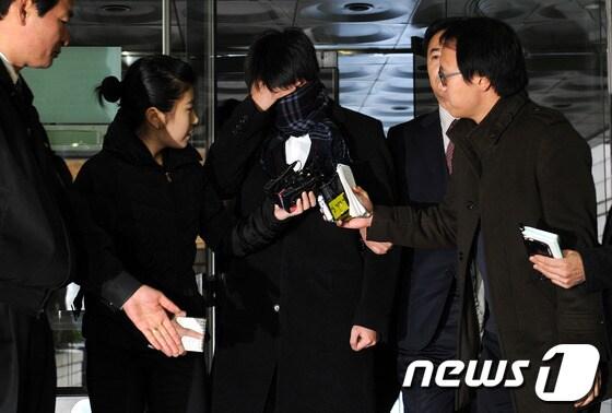 본문 이미지 - 여성 피의자와 수사 중 부적절한 성관계를 가진 혐의(뇌물수수)로 구속영장이 청구된 전모 검사가 지난달 29일 오전 서초구 서울중앙지방법원으로 영장실질심사를 받기위해 들어서고 있다. © News1 박세연 기자