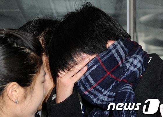 본문 이미지 - 피의자와 수사 중 부적절한 성관계를 가진 혐의(뇌물수수)로 구속영장이 청구된 전모 검사가 29일 오전 서초구 서울중앙지방법원으로 영장실질심사를 받기 위해 들어서고 있다. © News1 박세연 기자