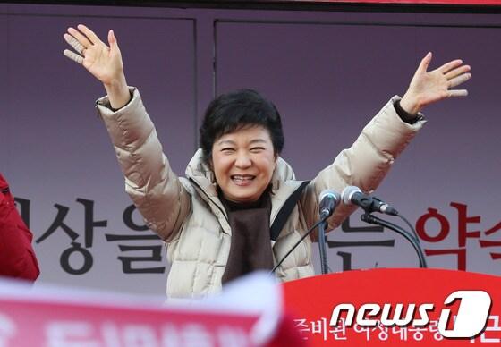 본문 이미지 -          박근혜 새누리당 대선 후보가 29일 오전 서울 양천구 목동 현대백화점 앞에서 서울 첫 유세를 벌이고 시민들을 향해 손을 흔들고 있다. 2012.11.29/뉴스1 © News1 양동욱 기자