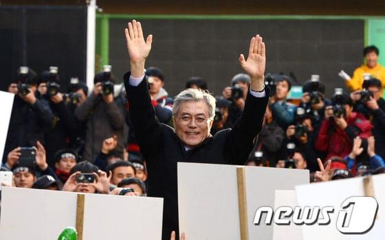 본문 이미지 - 29일 경남 진주 대안동 중앙시장을 찾은 민주통합당 문재인후보가 시민들에게 손을 흔들고 있다. 2012.11.29/뉴스1 © News1 이광호 기자