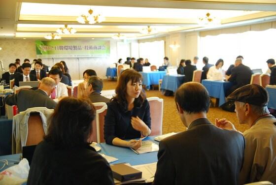 본문 이미지 - 지난 14일 일본 도쿄에서 열린 '한일 친환경 제품 및 기술 상담회'에서 한일 관계자가 상담을 하고 있다. © News1 