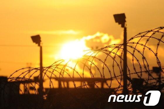 본문 이미지 - 석양이 지는 쿠바 관타나모 수용소 전경 © AFP=News1 