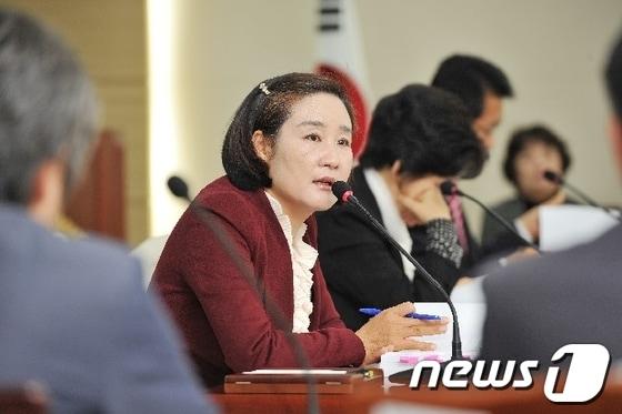 본문 이미지 - 장형옥 경기 광주시의원이 29일 건축과 행정감사에서 국유지 위 지상 불법건축물 행정대집행에 대해 질의하고 있다. © News1  