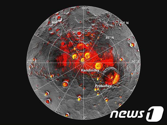 본문 이미지 - 수성탐사선 메신저호가 보내온 수성 북극 분화구 지형 지도.. 붉은 부분에는 영구히 햇빛이 들지 않는다. /사진=나사 © News1 