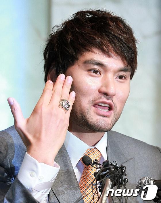 본문 이미지 - '코리안 특급' 박찬호가 30일 서울 소공동 플라자호텔에서 가진 은퇴 기자회견에서 특별히 끼고 나온 내셔널리그 우승반지를 보여주고 있다. © News1 오대일 기자