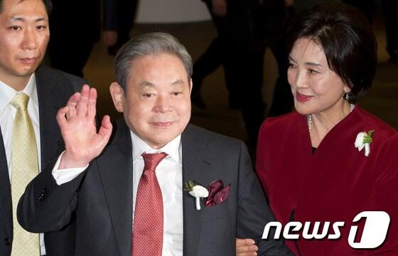 본문 이미지 - 이건희 삼성그룹 회장이 30일 오후 서울 중구 호암아트홀에서 열린 취임 25주년 기념식을 마친 뒤 손을 흔들며 식장을 나서고 있다. 2012.11.30/뉴스1 © News1   이명근 기자