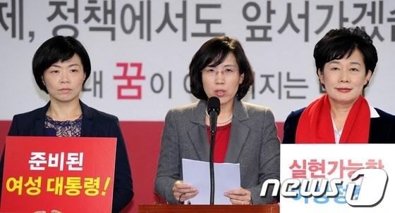 본문 이미지 - 김현숙 새누리당 국민행복추진위원회 행복한여성추진단 단장(가운데).© News1 박철중 기자