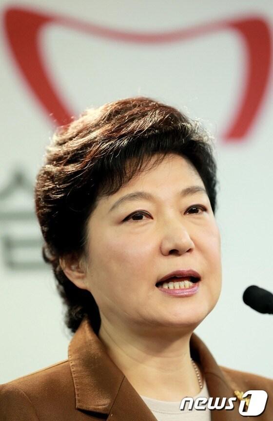 본문 이미지 - 박근혜 새누리당 대선 후보가 5일 서울 여의도 당사에서 가진 기자회견에서 '신뢰외교와 새로운 한반도'를 주제로 한 외교안보통일정책을 발표하고 있다. 2012.11.05/뉴스1 © News1 오대일 기자