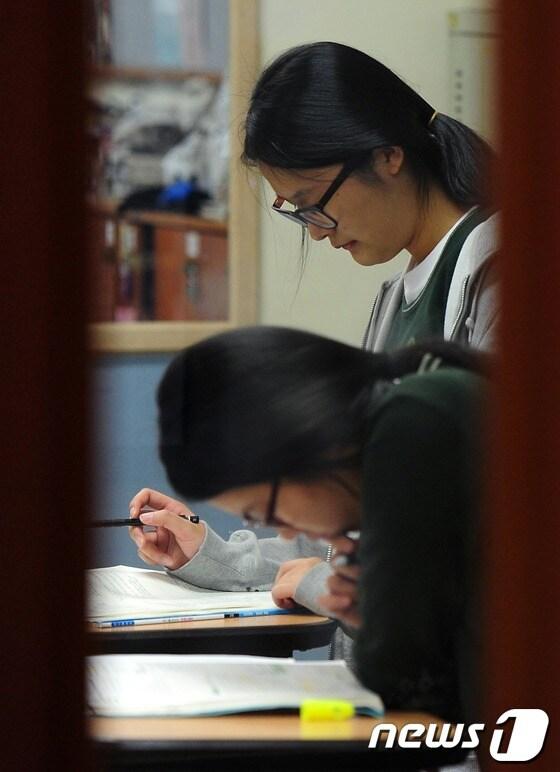 본문 이미지 - 고등학생들이 교실에서 수업을 듣고 있다. © News1 