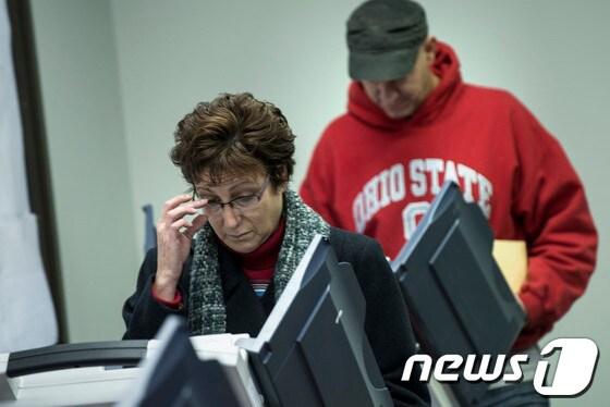 본문 이미지 - 조기투표 마지막날인 5일(현지시간) 전자투표중인 오하이오 주민들 © AFP=News1 